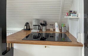 Wasserkocher mit Kaffee-/Teezubehör, Kühlschrank, Mikrowelle, Herdplatte