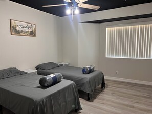 Spa - Spacious 4-bedroom house in beautiful Hesperia with AC (Hesperia)