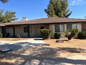Exterior - Spacious 4-bedroom house in beautiful Hesperia with AC (Hesperia)