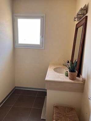 Shower, hair dryer, towels, soap - House with pool (Le Teich)