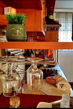 Fridge, microwave, oven, dishwasher - Geräumiges Ferienhaus mit kleinem Garten, nur fünf Gehminuten vom bekannten Bas by Interhome (Sarajevo)