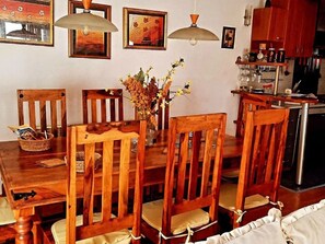 Dining - Geräumiges Ferienhaus mit kleinem Garten, nur fünf Gehminuten vom bekannten Bas by Interhome (Sarajevo)