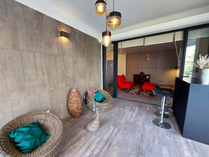 A modern living room with a sofa, chairs, a glass table, and a fireplace. - Apartment with terrace, Polanco near Chapultepec forest (Ciudad de México)