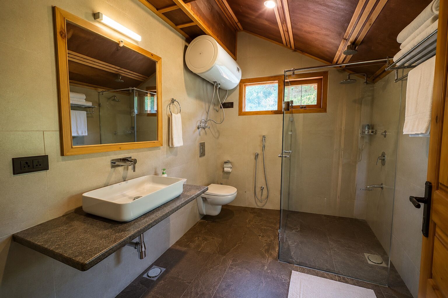 Kamar Khas, pemandangan gunung | Kamar mandi | Shower, pengering rambut, sandal, dan handuk