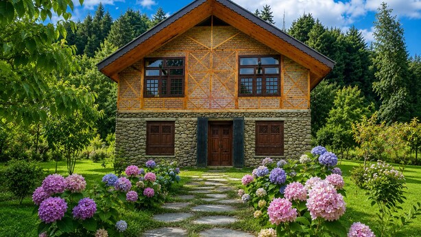 Una casa de dos pisos con fachada de piedra, vigas de madera y un camino de piedra que lleva a la entrada.