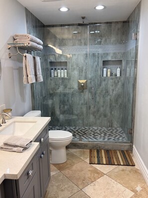 Shower, hair dryer, towels, soap - Peaceful 3BR Away from the Noise (Las Vegas)