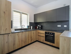 Kühlschrank, Ofen, Geschirrspüler, Kochgeschirr/Geschirr/Besteck