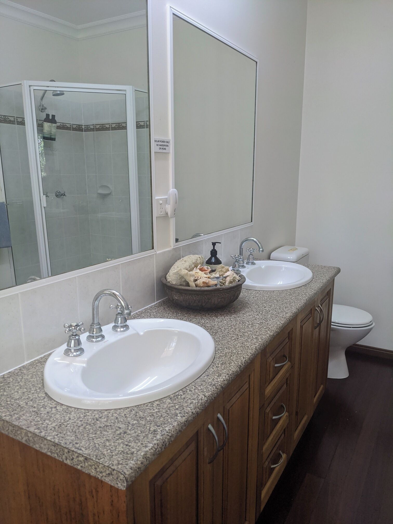 Douche, serviettes fournies, savon, papier toilette