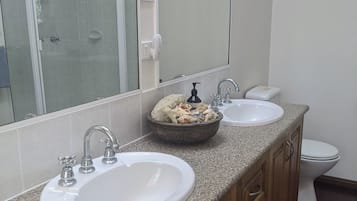 Douche, serviettes fournies, savon, papier toilette