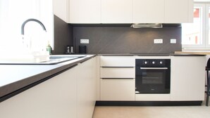 Refrigerador, horno, lavavajillas y utensilios de cocina 