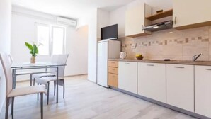 Fridge, microwave, cookware/dishes/utensils - Modernes Apartment in Bibinje mit privatem Parkplatz by Interhome (Zadar/Bibinje)