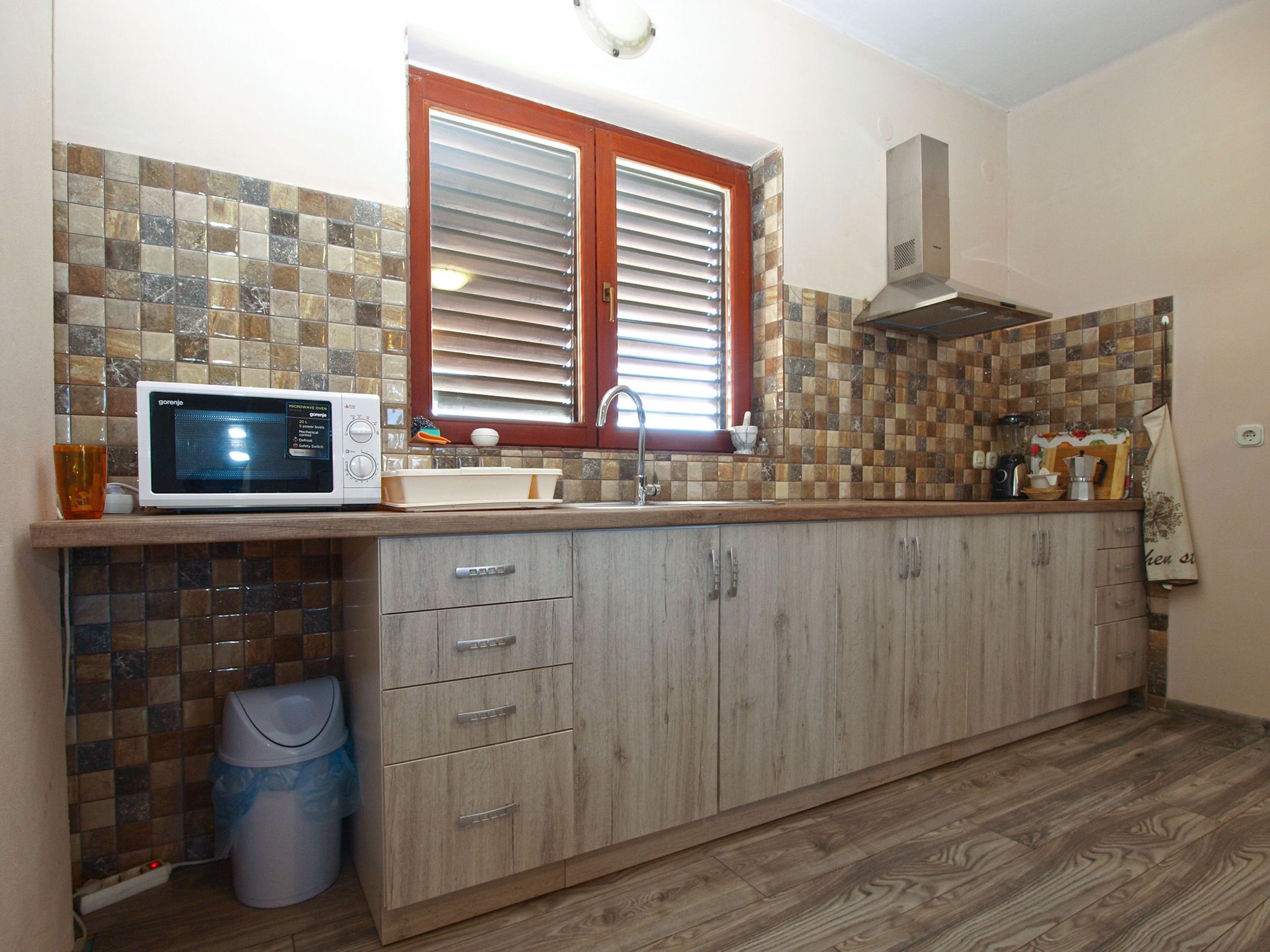 Refrigerador, microondas y utensilios de cocina 