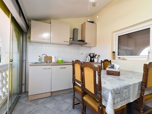 Kühlschrank, Ofen, Geschirrspüler, Kochgeschirr/Geschirr/Besteck