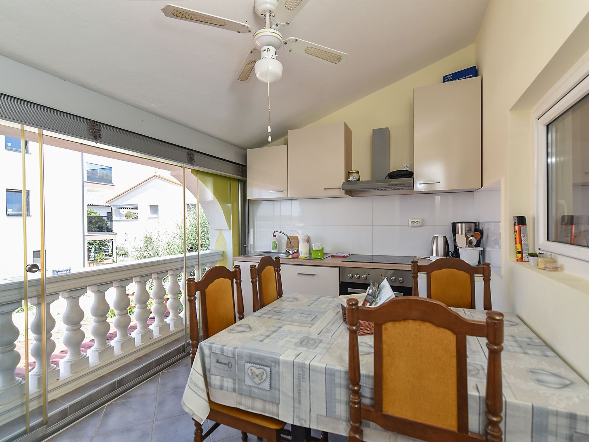 Fridge, oven, dishwasher, cookware/dishes/utensils