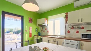 Kühlschrank, Mikrowelle, Ofen, Geschirrspüler