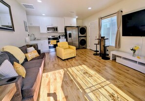 Living area - Cozy 1-bedroom house in the heart of Los Angeles with highspeed wifi (Los Angeles)