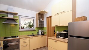 Een koelkast, een magnetron, een oven, een vaatwasser
