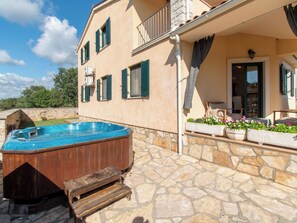 Outdoor spa tub - Villa Ulika by Interhome (Barbariga)