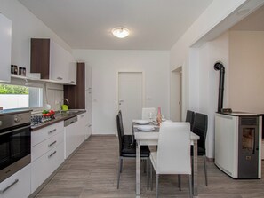 Kühlschrank, Ofen, Geschirrspüler, Kochgeschirr/Geschirr/Besteck