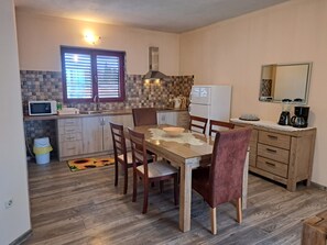 Kühlschrank, Mikrowelle, Kochgeschirr/Geschirr/Besteck