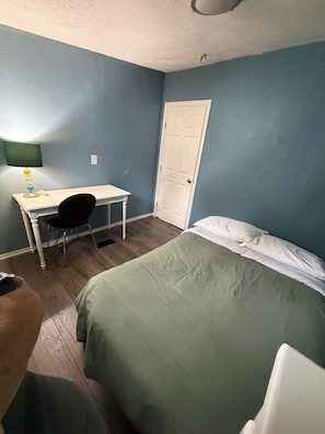 4 bedrooms, desk, iron/ironing board, WiFi (free) - DFW - Big + Private - Nice + New - Cheap Rate! Large groups + Family reunions (Fort Worth)