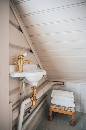 Bathroom - Gamlekaien (Karmoy)