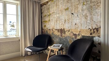 Deluxe tweepersoonskamer, uitzicht op zee | Een strijkplank/strijkijzer, gratis wifi