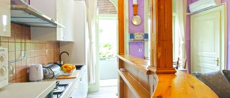 Refrigerador, horno, lavavajillas y utensilios de cocina