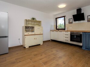 Kühlschrank, Mikrowelle, Ofen, Geschirrspüler