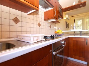 Kühlschrank, Ofen, Kochgeschirr/Geschirr/Besteck