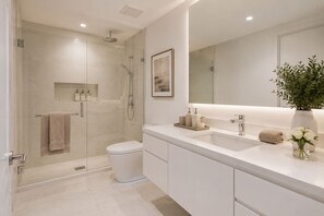 Bathroom - Modern 1BR Suite in Downtown Toronto. Near Dining, Transit & Attractions! (Toronto)