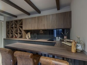 Kühlschrank, Mikrowelle, Ofen, Geschirrspüler