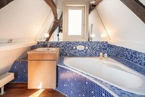 Bathtub, hair dryer, shampoo - Spacious Duplex in Antwerp Old Town (Antwerp)
