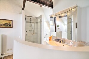 Bathroom - Deluxe Capital Street Stay for 12 (Antwerp)