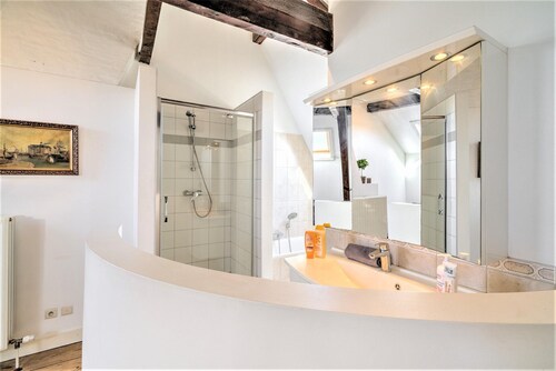 Deluxe Capital Street Stay for 12
