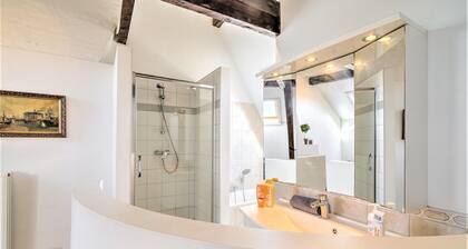 Deluxe Capital Street Stay for 12