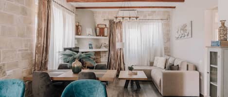 Family House, City View | Dining