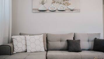 Family House, City View | Living area