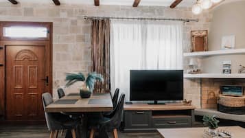 Family House, City View | Dining