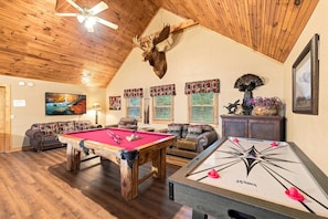 Rustic game room with pool table, air hockey, and vaulted wood ceilings - Sleeps 10, King Suite in Every Bedroom, Hot Tub, 5.9 Mi to Downtown Gatlinburg (Gatlinburg)