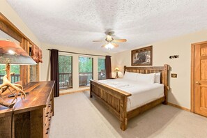 Spacious rustic king bedroom with wooded views and cozy cabin charm - Sleeps 10, King Suite in Every Bedroom, Hot Tub, 5.9 Mi to Downtown Gatlinburg (Gatlinburg)
