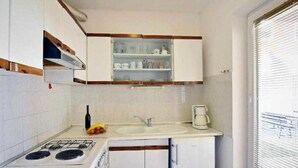 Réfrigérateur, batterie de cuisine, vaisselle et ustensiles