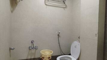 Deluxe Room | Bathroom | Free toiletries, towels, soap, shampoo