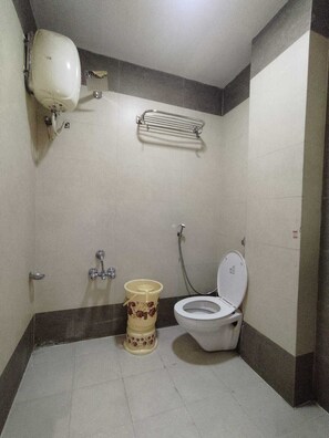 Habitación Deluxe | Baño | Amenidades de baño gratuitas, toallas, jabón, shampoo 