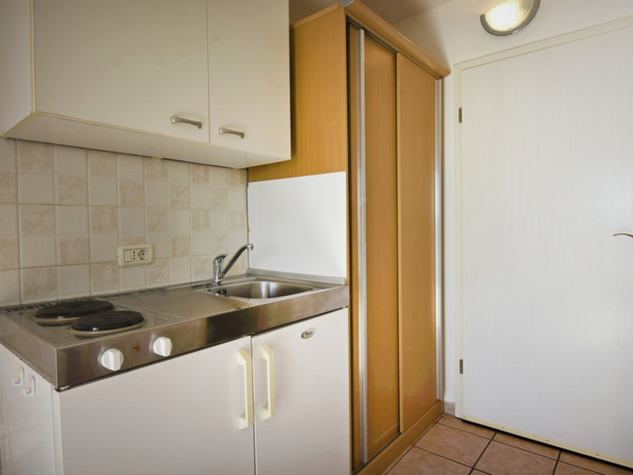 Fridge, cookware/dishes/utensils