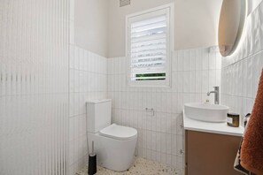 Hair dryer - Stunning Art Deco 2BR Apartment Balgowlah (Balgowlah)