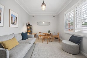 TV - Stunning Art Deco 2BR Apartment Balgowlah (Balgowlah)