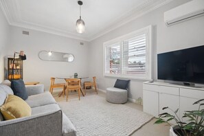 TV - Stunning Art Deco 2BR Apartment Balgowlah (Balgowlah)