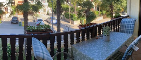 تناول الطعام بالخارج