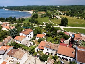 Ein Wohngebiet mit Häusern, einem Strand und einer Straße.